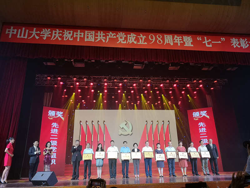 郝登峰书记(图中右三)代表学院党委上台接受学校书记校长的颁奖